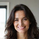 Retrato de una mujer sonriente con cabello oscuro y expresión amable.